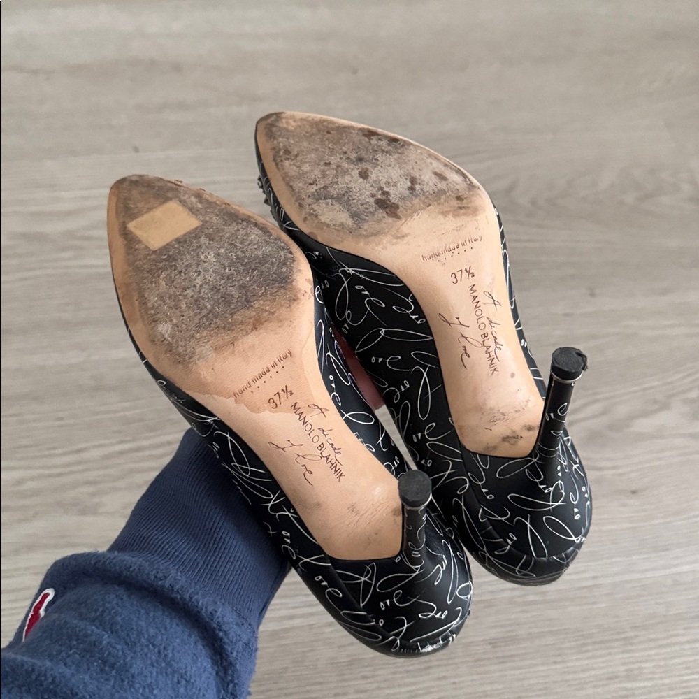 Manolo Blahnik Decade of Love Hangisi Pumps - Picture 7 of 8